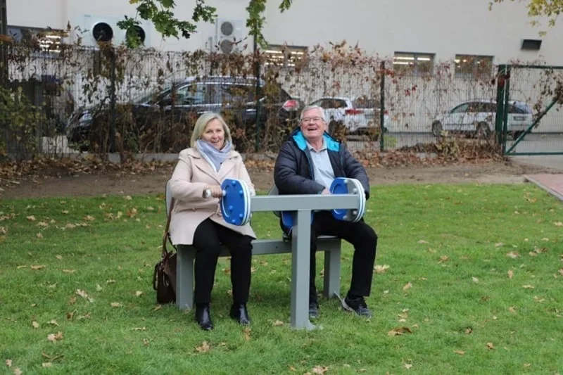 BANK MIT ARM-FAHRRAD
