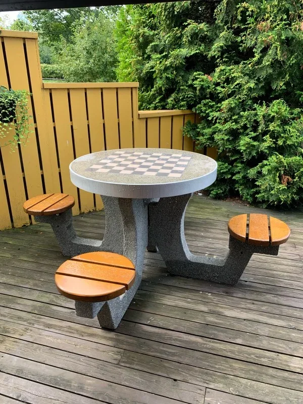 Sitzgruppe aus Beton Schach-/Damespiel