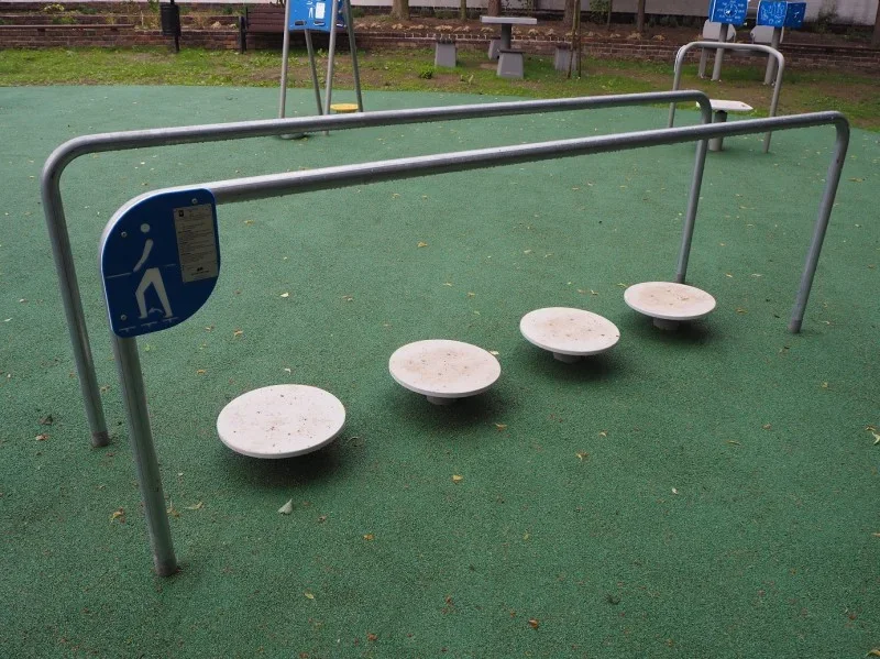 FUßWEG MIT BEWEGLICHEN HINDERNISSEN