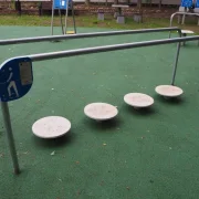 FUßWEG MIT BEWEGLICHEN HINDERNISSEN